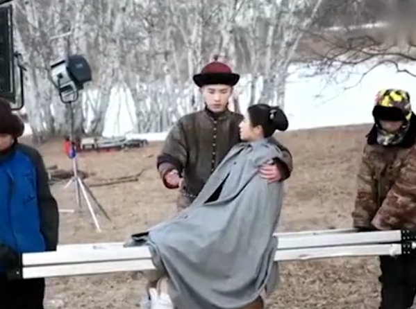 金晨被男星單手公主抱！摟脖子對視太甜蜜，穿短褲一雙腿白到發光