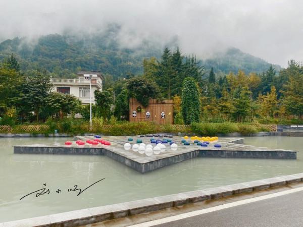 四川綿竹驚現“棋盤村”，村裡到處都是巨型棋盤，遊客：名不虛傳