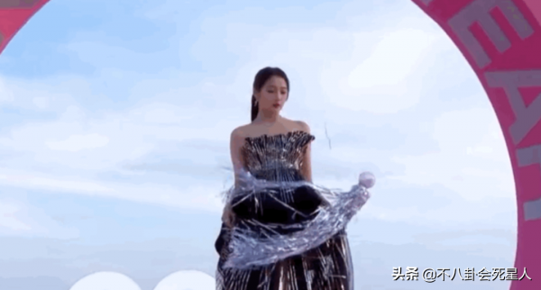 男明星走紅毯的出位表現：李現裹被子，鄧倫油膩，彭昱暢拉玩具車