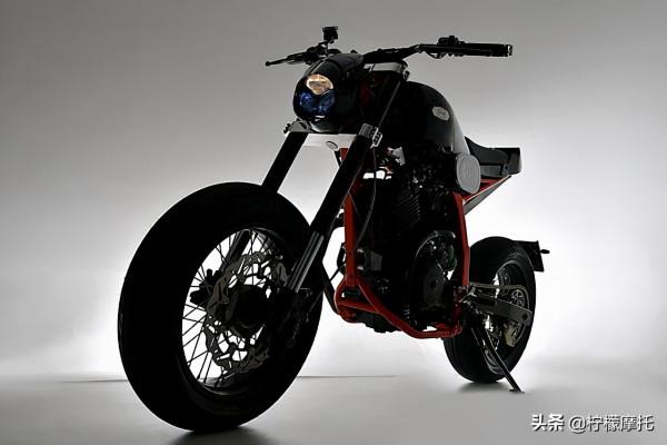 黑白分明，三眼怪“叔叔”