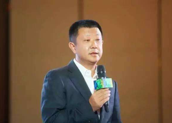 一個底層的服務員，到身價百億，小學文憑的她靠的是啥