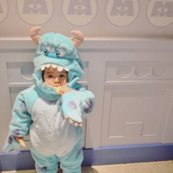 可愛的孩子們穿著媽媽為他們製作的手工服裝 可愛的孩子們穿著媽媽為他們製作的手工服裝