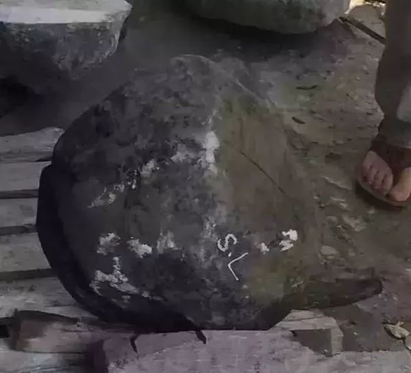 8萬買下的黑烏砂原石，以為是個廢料，沒想卻取出40支完美手鐲