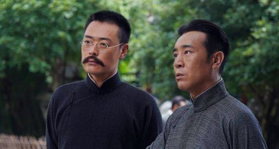 英雄照相時已經犧牲，妻子用肩膀頂住他，才拍下這張“全家福”