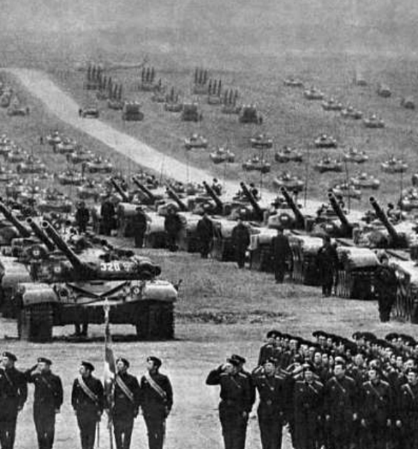 1981年蘇聯集結50萬大軍震撼北約，10天后，中國10萬大軍震撼世界