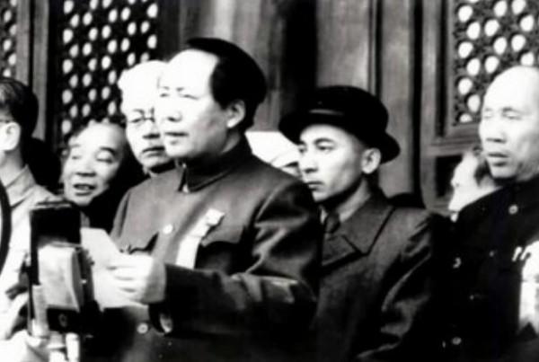 美國派王牌女特務,計劃暗殺毛主席,佈局三年卻被我軍美男計攻破 美國派王牌女特務,計劃暗殺毛主席,佈局三年卻被我軍美男計攻破