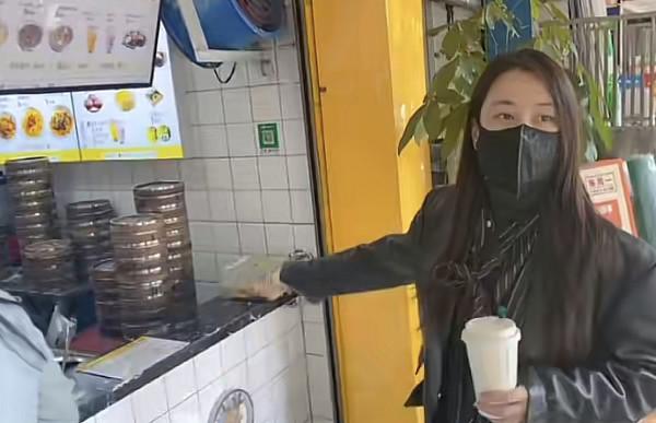 40歲馬蘇素顏現身路邊攤，大口吃8塊錢魚粉，不戴口罩被路人無視