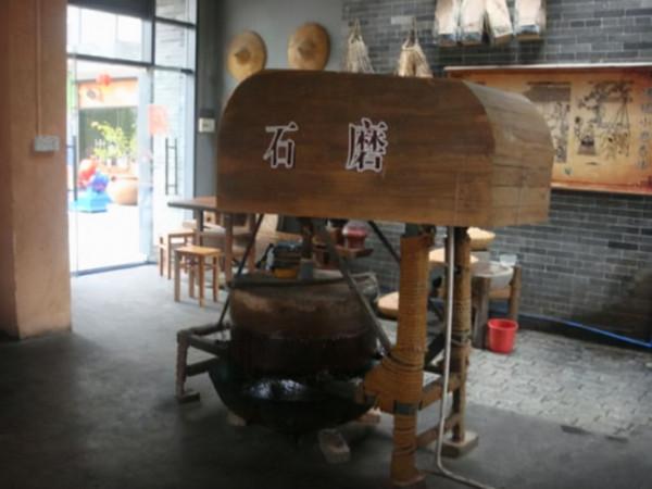 “養牛狀元”56歲踏足房地產，躍升燕郊首富，隱退後孫子被撞身亡