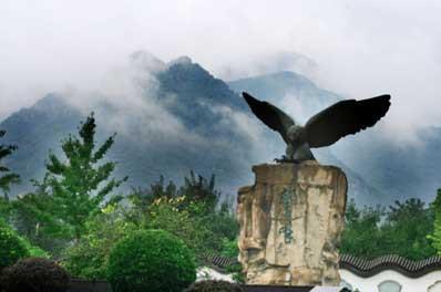 鷲峰公園自然環境優美，山勢陡峭，山峰林立，山石神形兼備