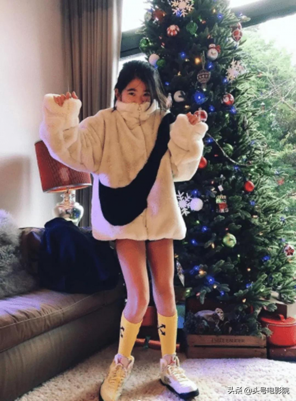 黃多多16歲戴金鍊塗眼影，爸爸萌娃早熟！曹格女兒11歲露肩畫眼線