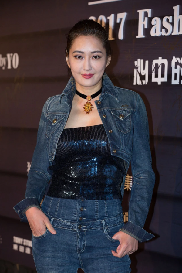 孟廣美實力“秀身材”,亮片內搭+高腰褲太颯了,這氣場還有誰? 孟廣美實力“秀身材”,亮片內搭+高腰褲太颯了,這氣場還有誰?