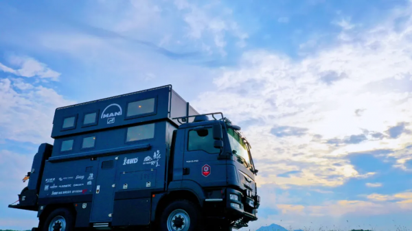 城市療愈 放肆越野 打造移動loft 旅美速騰德國MAN 4*4指揮者越野房車