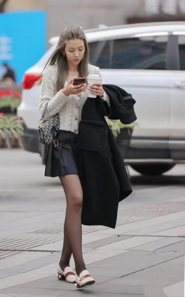 看街拍 學穿搭：8組Dior迪奧老花馬鞍包穿搭示範