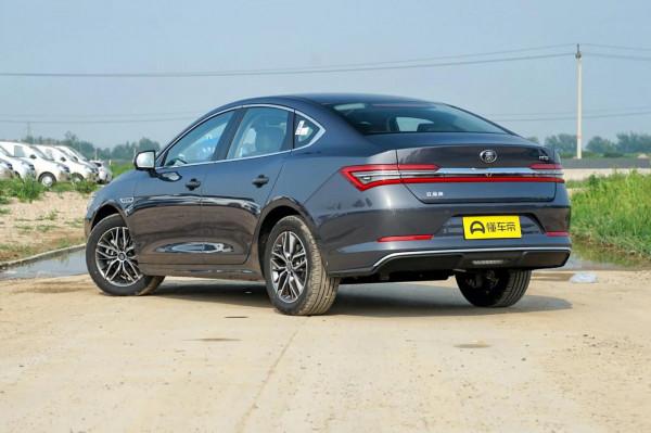 秦Pro EV，緊湊型車，軸距2718毫米，行駛品質良好