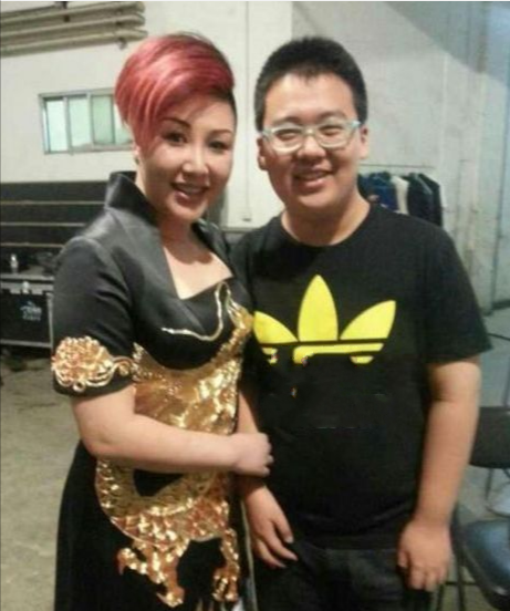 郭麒麟繼母罕見聚會，齊耳髮型彆著水鑽髮卡，45歲狀態減齡又顯瘦