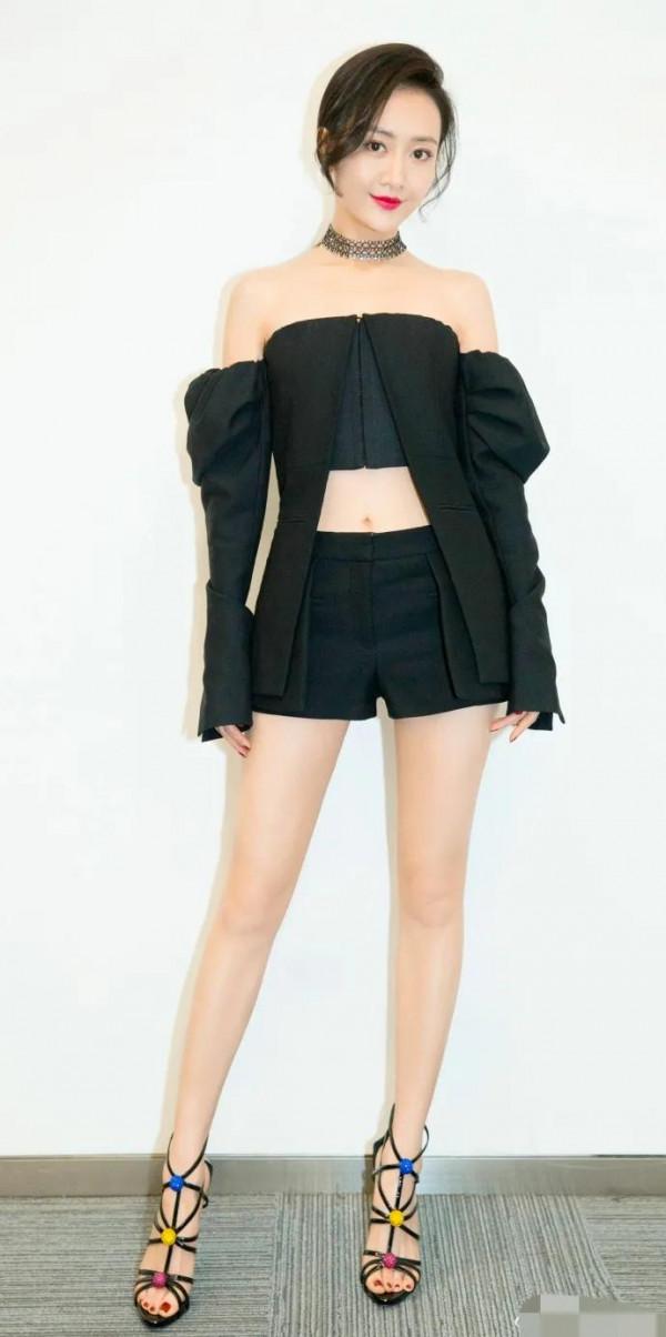 王鷗顏值高、身材佳，一襲白色禮服氣質線上，女人味十足