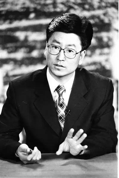 娶大學校友，用筆和妻子交流，兒子不崇拜他，白巖松婚姻狀況如何