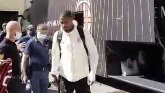 意媒：邁尼昂抵達都靈手纏繃帶，能否首發視賽前熱身而定