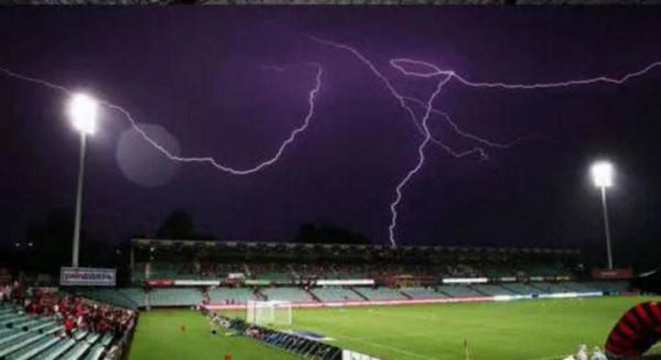 奇葩！足球場遭雷劈客隊11人全死亡，主隊無一人受傷