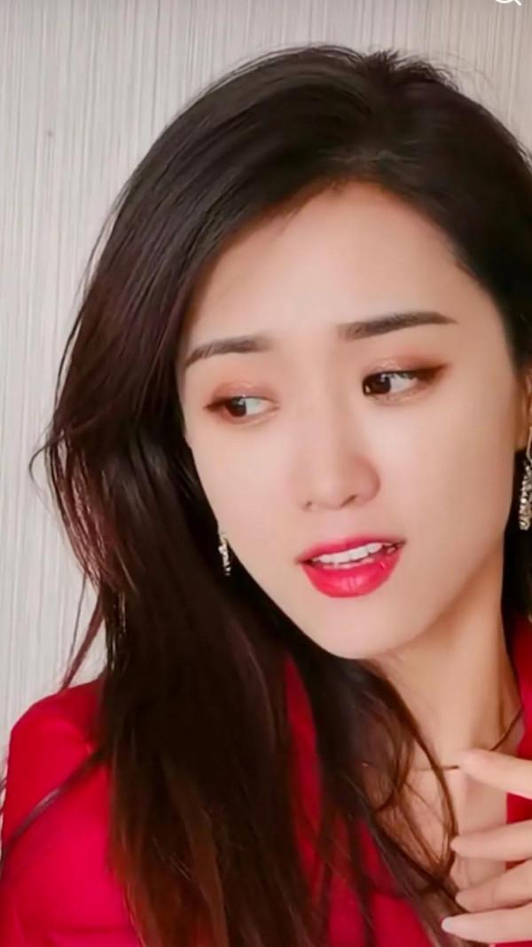 李一桐青春靚麗，三妮漂亮迷人，她倆你更喜歡誰？