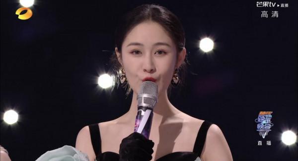 芒果臺跨年晚會妝容複製鞠婧禕?化妝師坑慘楊冪,吳昕造型線上 芒果臺跨年晚會妝容複製鞠婧禕?化妝師坑慘楊冪,吳昕造型線上