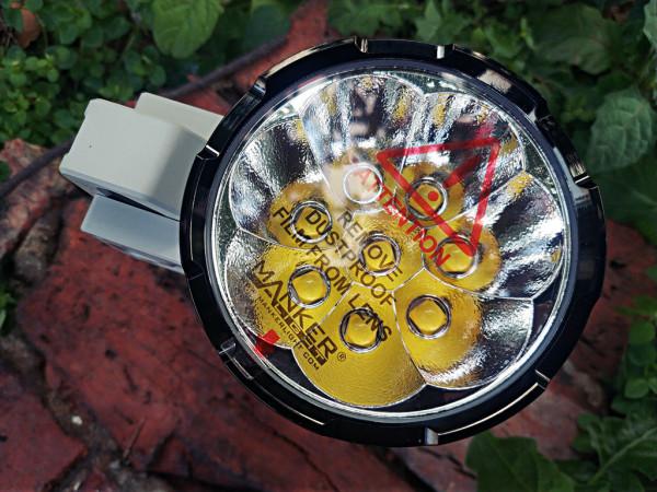 自帶風扇的漫客MK38手電很科幻，開啟照的又亮又遠又長久