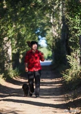 19歲女孩被迫嫁到荒漠，幾次未能逃離，15年後國家為她頒獎