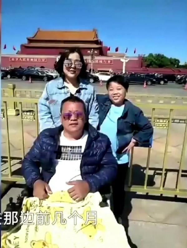 51歲殘疾人抱養女兒22年，卻在她上大學時幫她找回親生父母