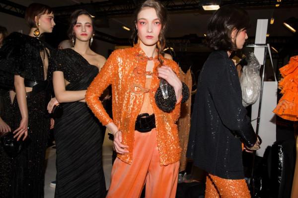 Armani Privé經典高定系列：不同深淺的橙色，演繹東方美學