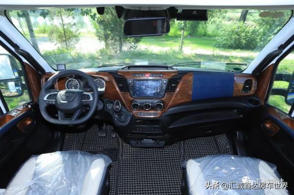 實拍國內頂級房車!輕坦克噸位,用料紮實帶智慧!6人食宿真方便 實拍國內頂級房車!輕坦克噸位,用料紮實帶智慧!6人食宿真方便