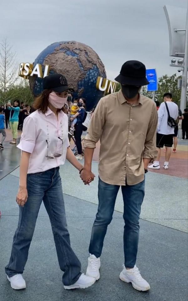 佟大為帶老婆過二人世界,兩手緊握不願分開,關悅笑容難掩甜蜜 佟大為帶老婆過二人世界,兩手緊握不願分開,關悅笑容難掩甜蜜