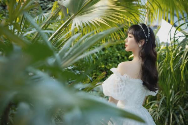 楊紫拍完戲就大爆發！穿婚紗入場驚豔眾人，披秀髮美成偶像劇女主