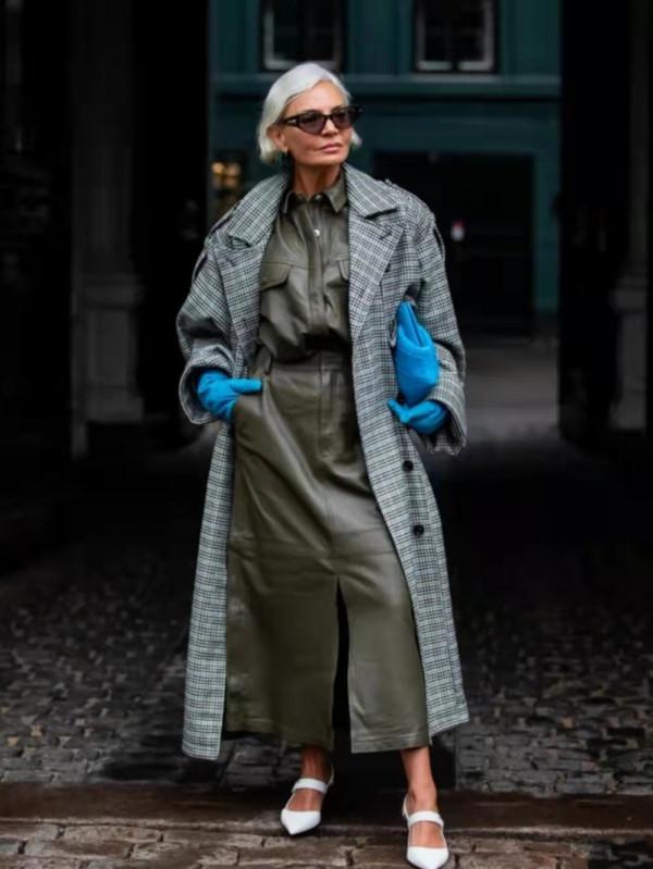 年過六十穿外套少穿“奶奶裝”,瞧瞧網紅奶奶,打扮既時髦又高階 年過六十穿外套少穿“奶奶裝”,瞧瞧網紅奶奶,打扮既時髦又高階