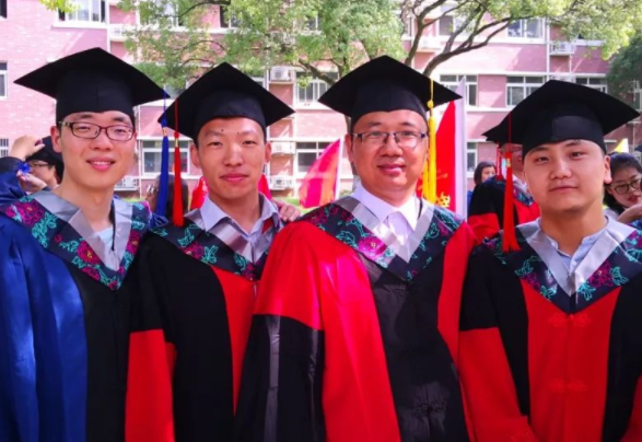 沒錢沒父母幫忙的二本生，卻被全社會嘲笑？普通二本生將何去何從