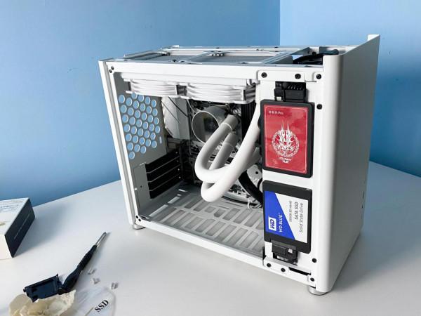 打造清爽桌面，嘗試組裝全白色幻彩小機箱，既簡單也不簡單