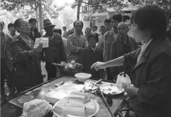 他是原廣東省副省長,官至副部級,17歲入黨,曾任汕頭市委副書記 他是原廣東省副省長,官至副部級,17歲入黨,曾任汕頭市委副書記