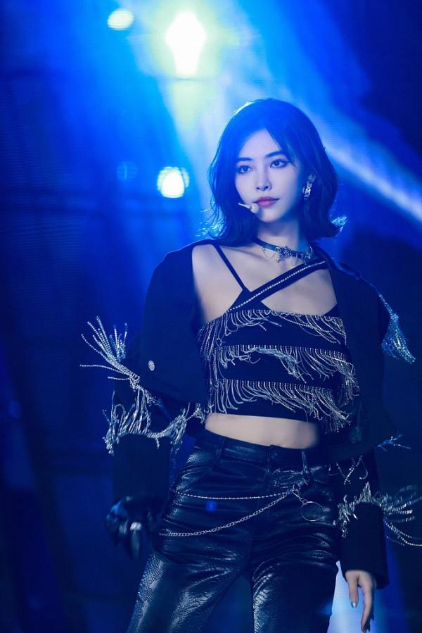 許佳琪7SENSE迴歸演唱會新歌舞臺首秀 百變造型甜美酷颯