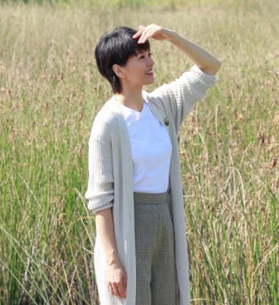45歲梁詠琪氣質真好！長款奶奶衫穿出高階感，面板光滑無一絲皺紋