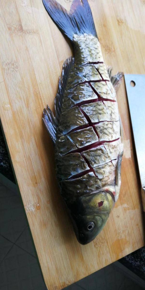 呈現一道清蒸鯉魚 呈現一道清蒸鯉魚