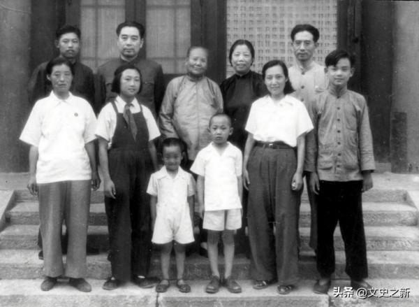 建國後，弟弟周恩壽工資低、子女多生活難，周恩來的辦法令人敬佩