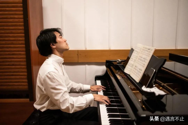 李雲迪奪冠21年後，又一華裔男孩成肖邦大賽冠軍，他們差距有多大