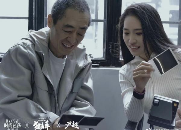 張藝謀首次帶女兒拍大片，張末濃妝撞臉俞飛鴻，他臉上老年斑搶鏡