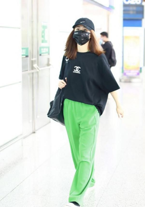 劉芸的少女感是穿出來的，寬鬆T恤也要塞衣角，配老爹褲瀟灑顯高