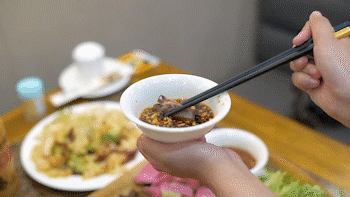 這家小酒館的「無敵下酒菜」4個人都吃不完,來晚吃不到 這家小酒館的「無敵下酒菜」4個人都吃不完,來晚吃不到