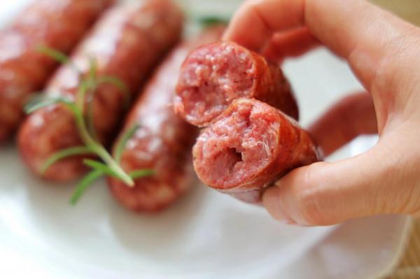 自制脆皮腸,純肉餡兒吃起來太過癮了,在家做無新增才健康 自制脆皮腸,純肉餡兒吃起來太過癮了,在家做無新增才健康