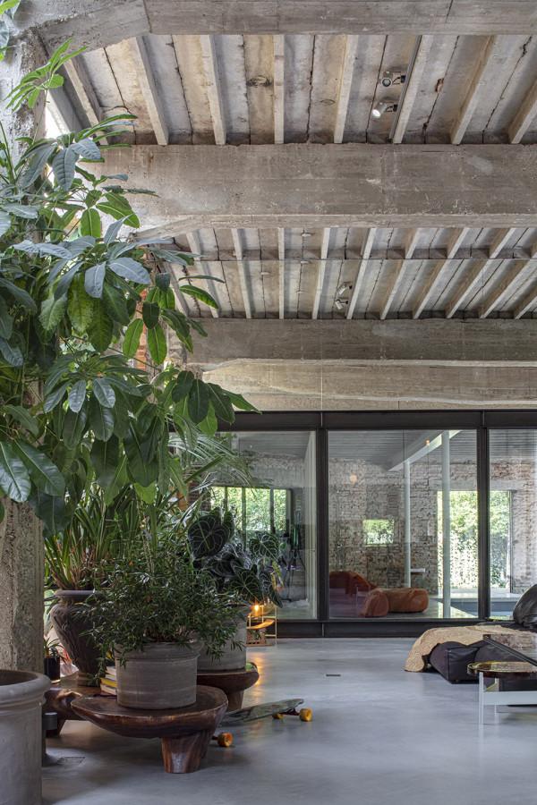 破舊的體育大樓改造成私人住宅:新與舊的碰撞 破舊的體育大樓改造成私人住宅:新與舊的碰撞