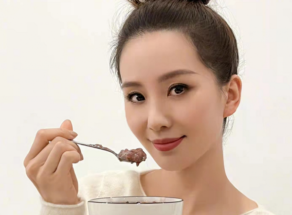 劉詩詩終於勤快營業了！臘八美照扎丸子頭用力過猛，好在氣質出眾