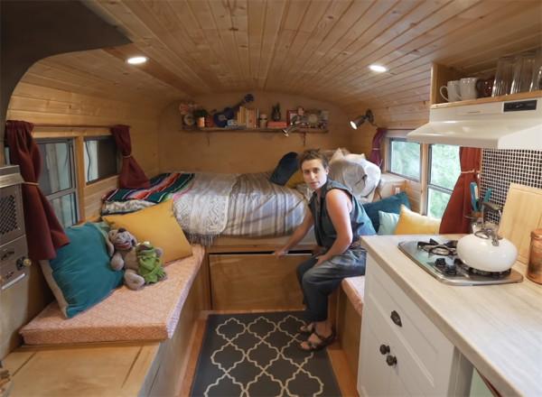 她買下1969年報廢校車，將車殼變成13㎡鄉下蝸居，網友：是真的服