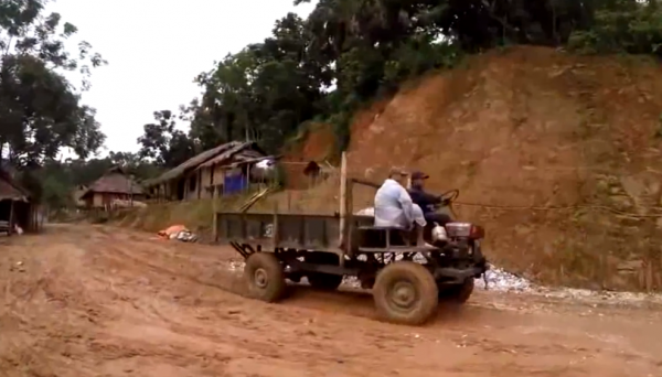 這就是越南山區的神仙爛路:沒車敢走,只有靠中國拖拉機爬坡拉貨 這就是越南山區的神仙爛路:沒車敢走,只有靠中國拖拉機爬坡拉貨