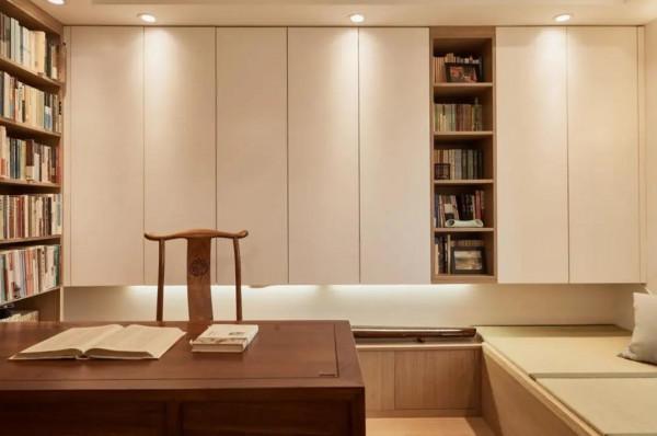 為培養孩子的閱讀習慣，她把130㎡的家裝修成“圖書館”，真明智